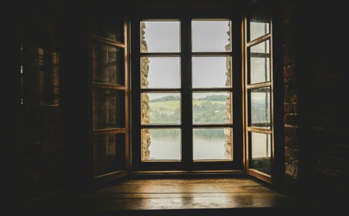 „Spokojne światło przy oknie – zatrzymanie i refleksja”