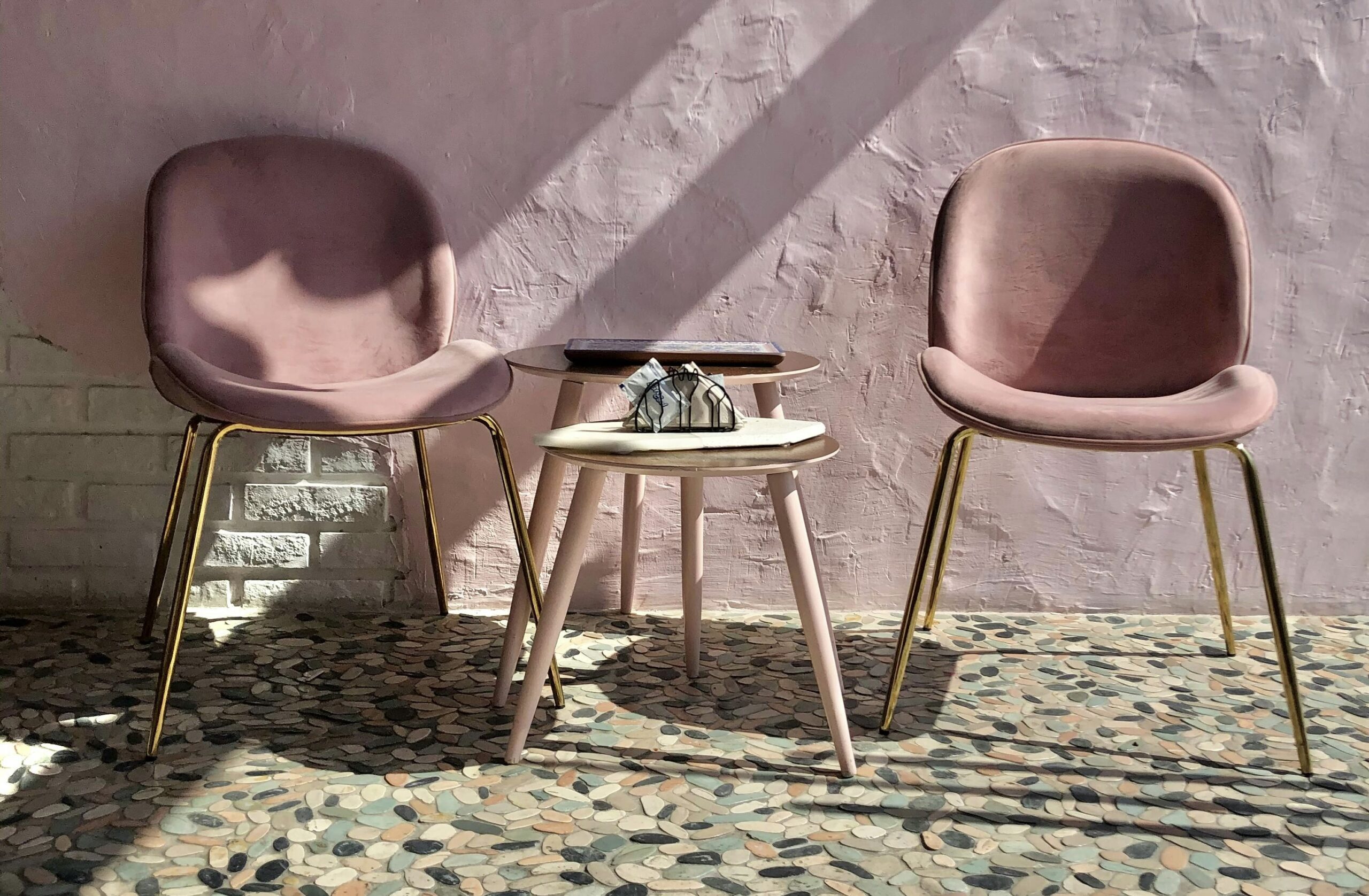 „Dwa krzesła w spokojnym wnętrzu – przestrzeń rozmowy”